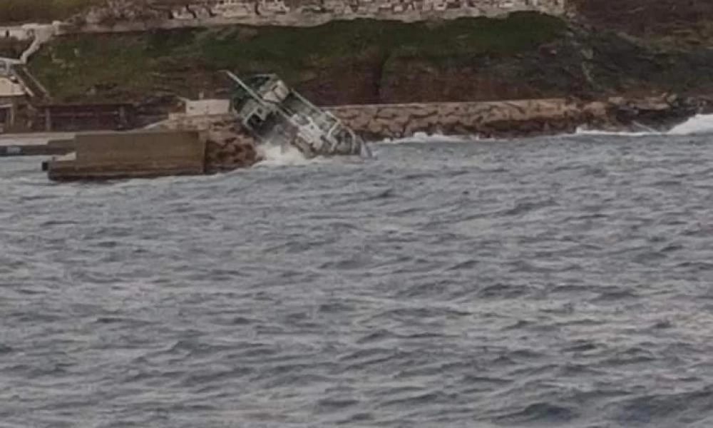 Περίεργο αραβικό δημοσίευμα για τους μετανάστες: Σκόπιμα έριξαν το πλοίο στην Τζιά